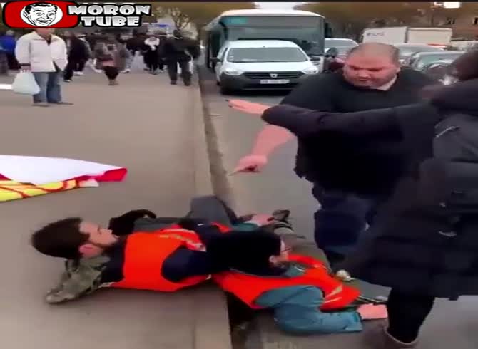 Video :I fuck the first person to move! Green campaigners are removed from the road by the French